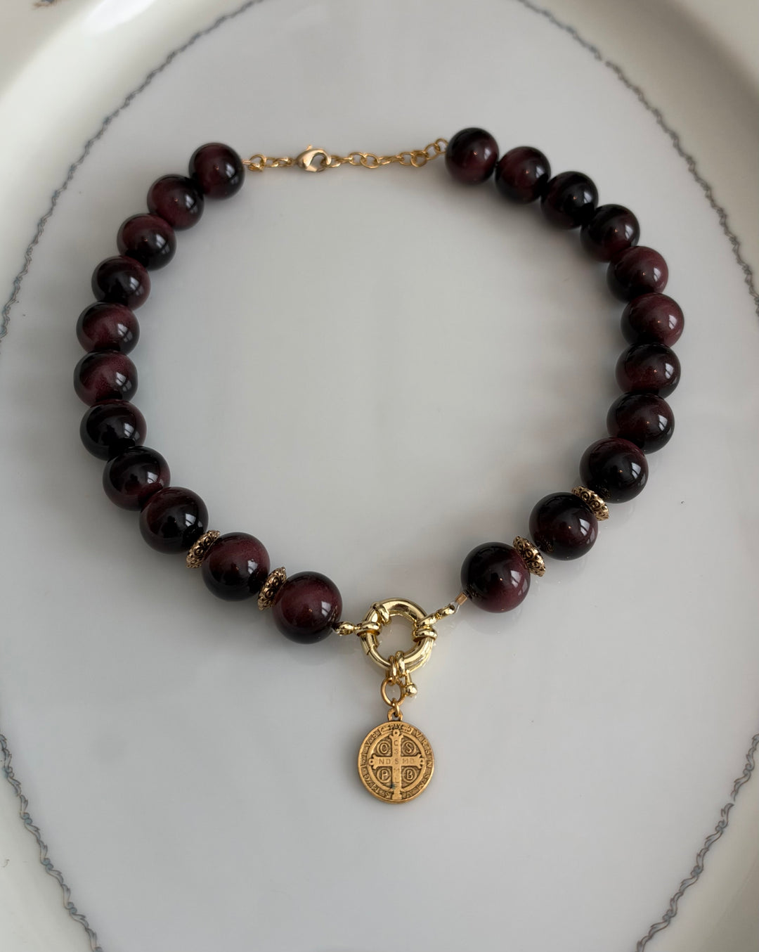 Patricia - timeless medallion with wine beads