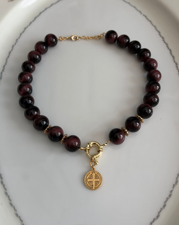 Patricia - timeless medallion with wine beads