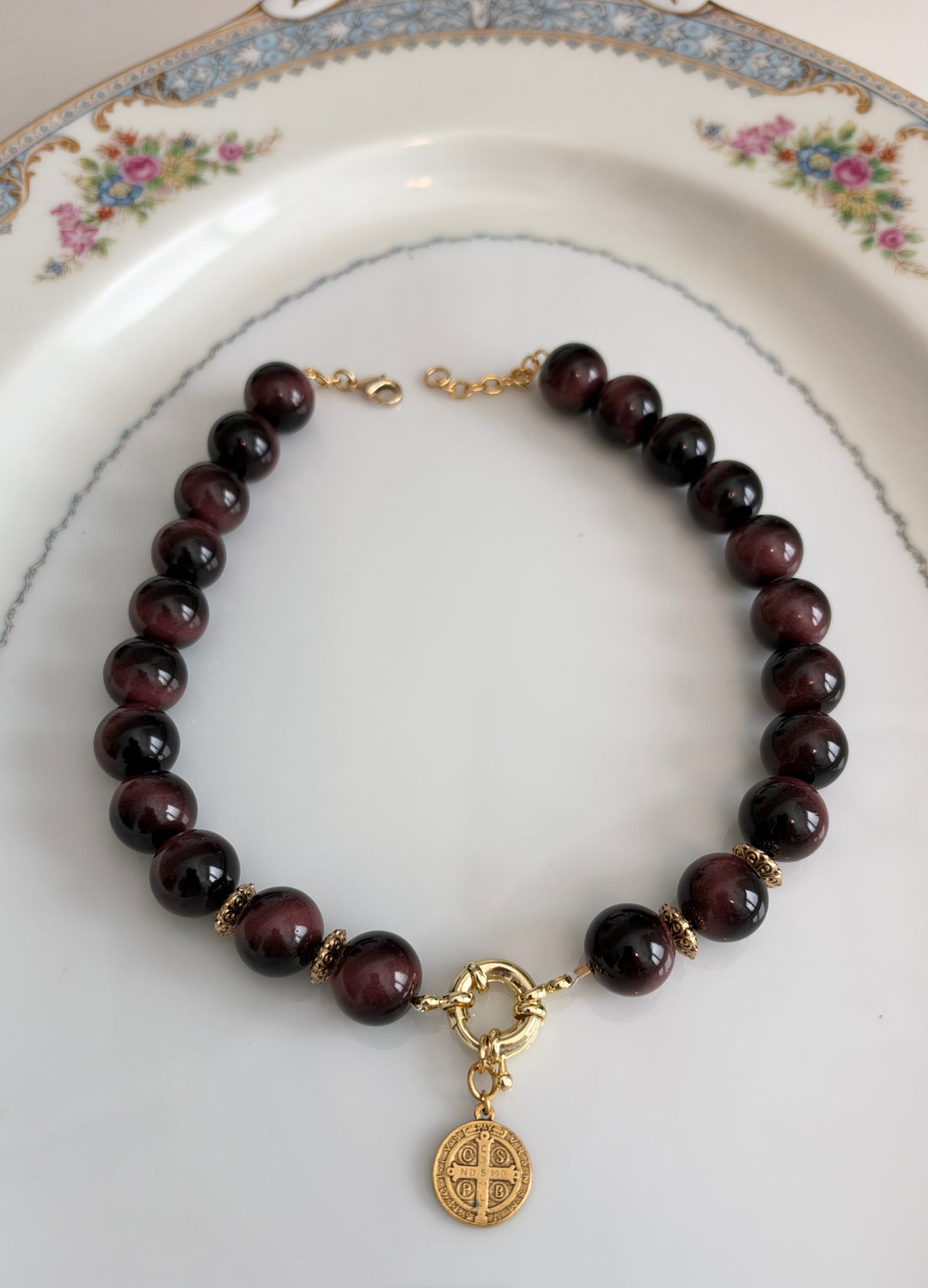 Patricia - timeless medallion with wine beads