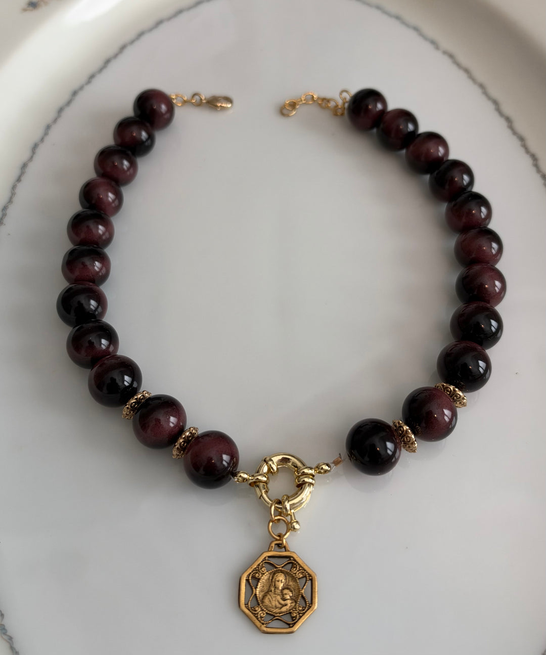Patricia - timeless medallion with wine beads