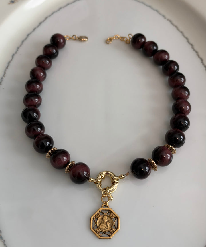 Patricia - timeless medallion with wine beads