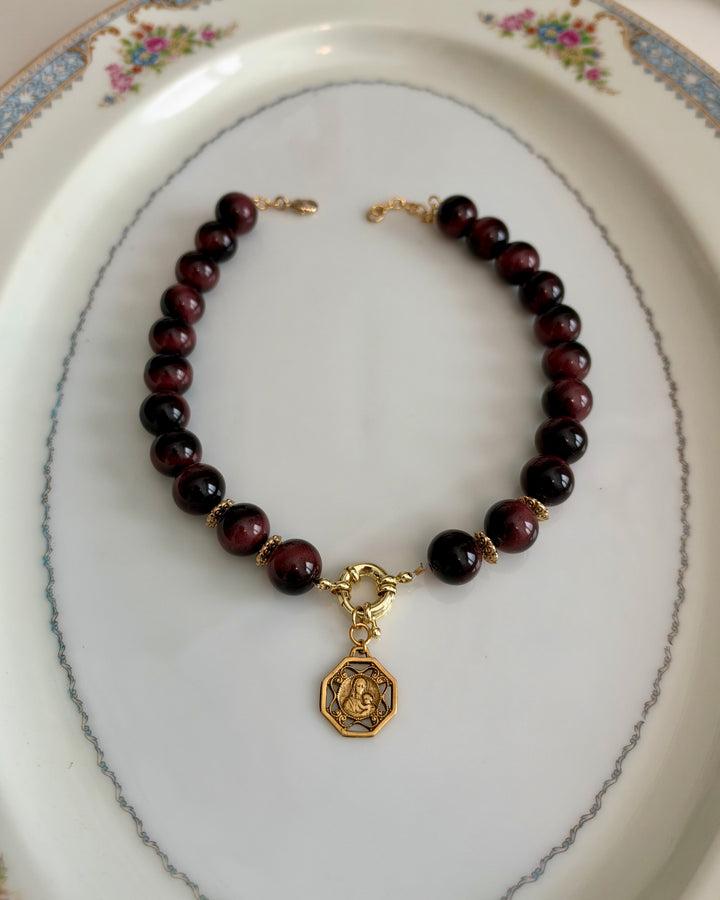 Patricia - timeless medallion with wine beads