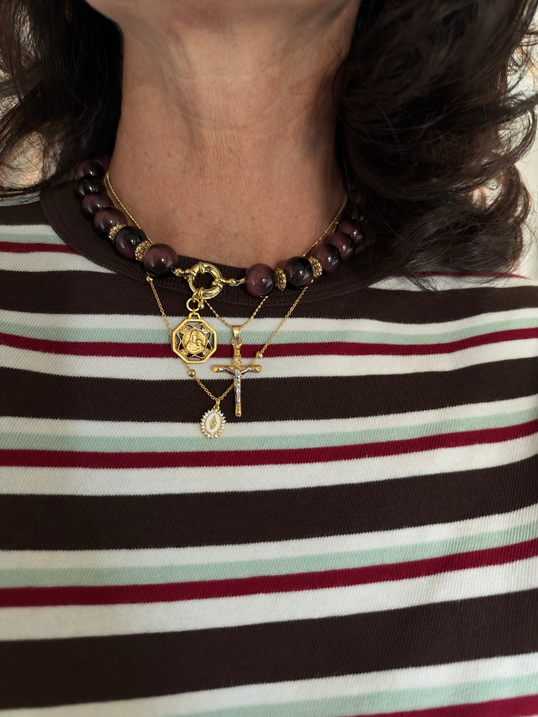 Patricia - timeless medallion with wine beads