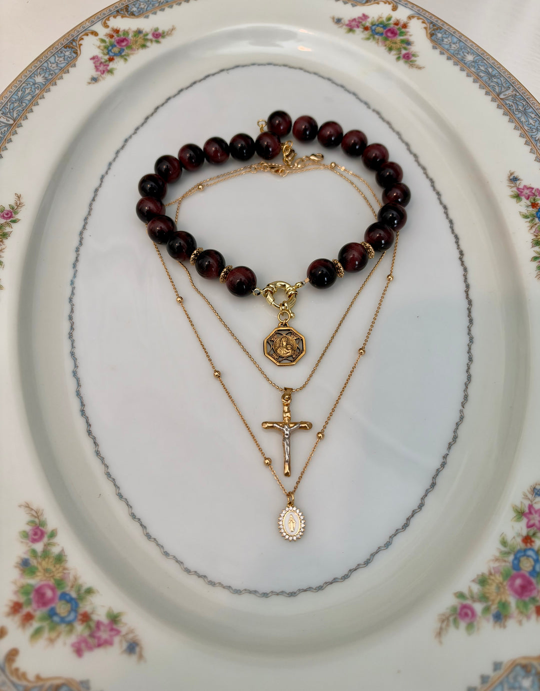Patricia - timeless medallion with wine beads