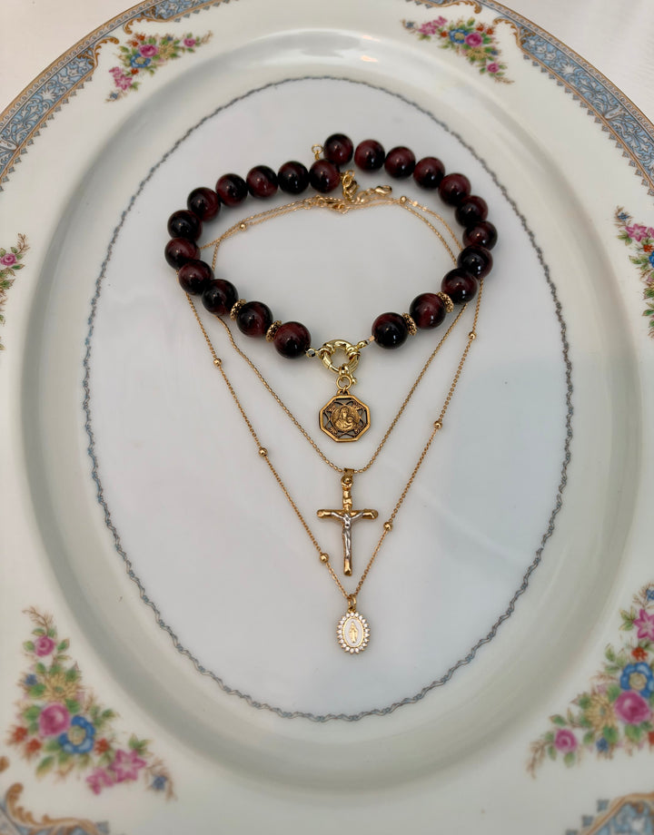 Patricia - timeless medallion with wine beads